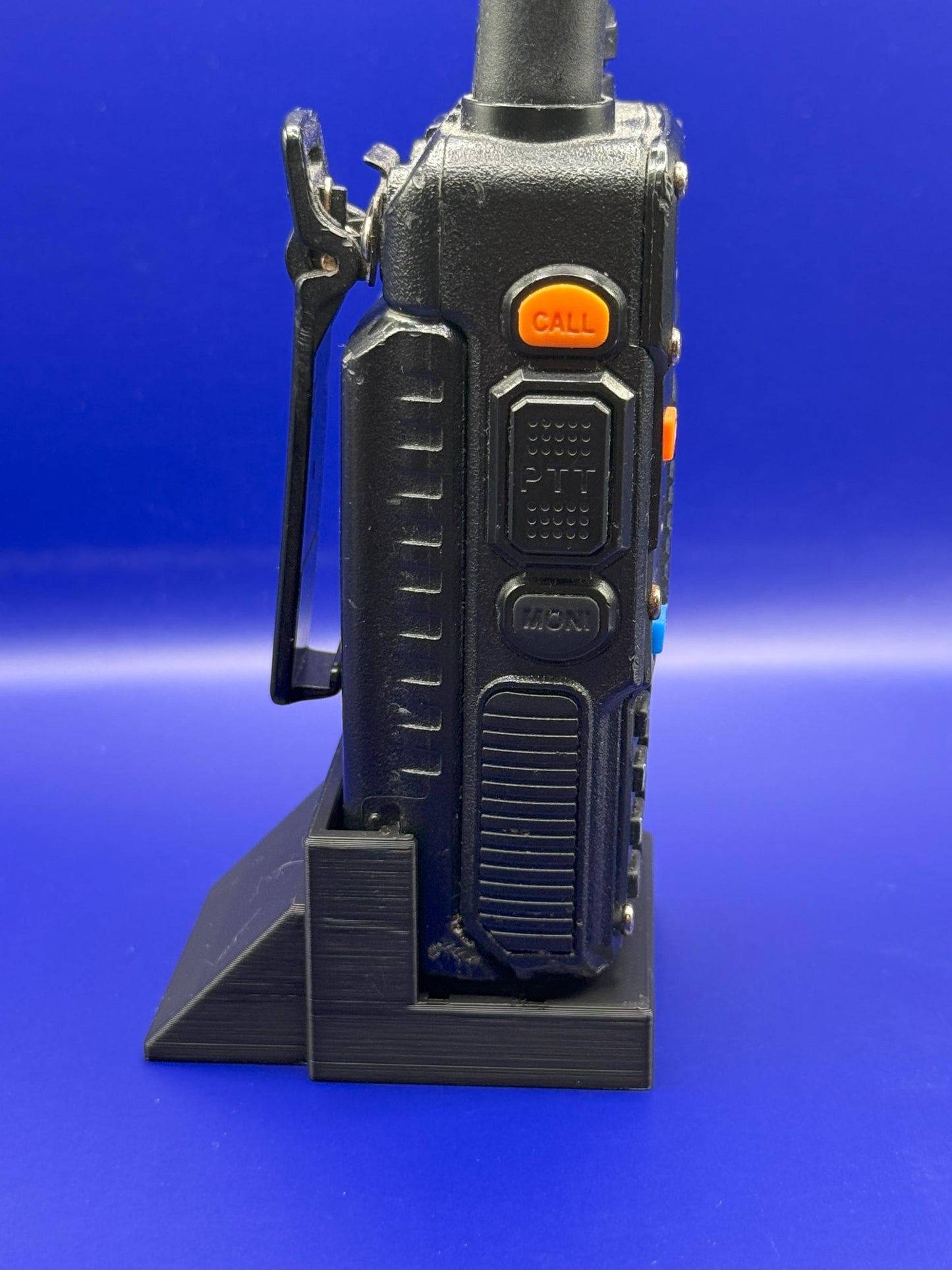 Baofeng BF-F8HP, UV-5X3, and most UV-5R Variants Desk Stand / Mount with Customizable Call Sign